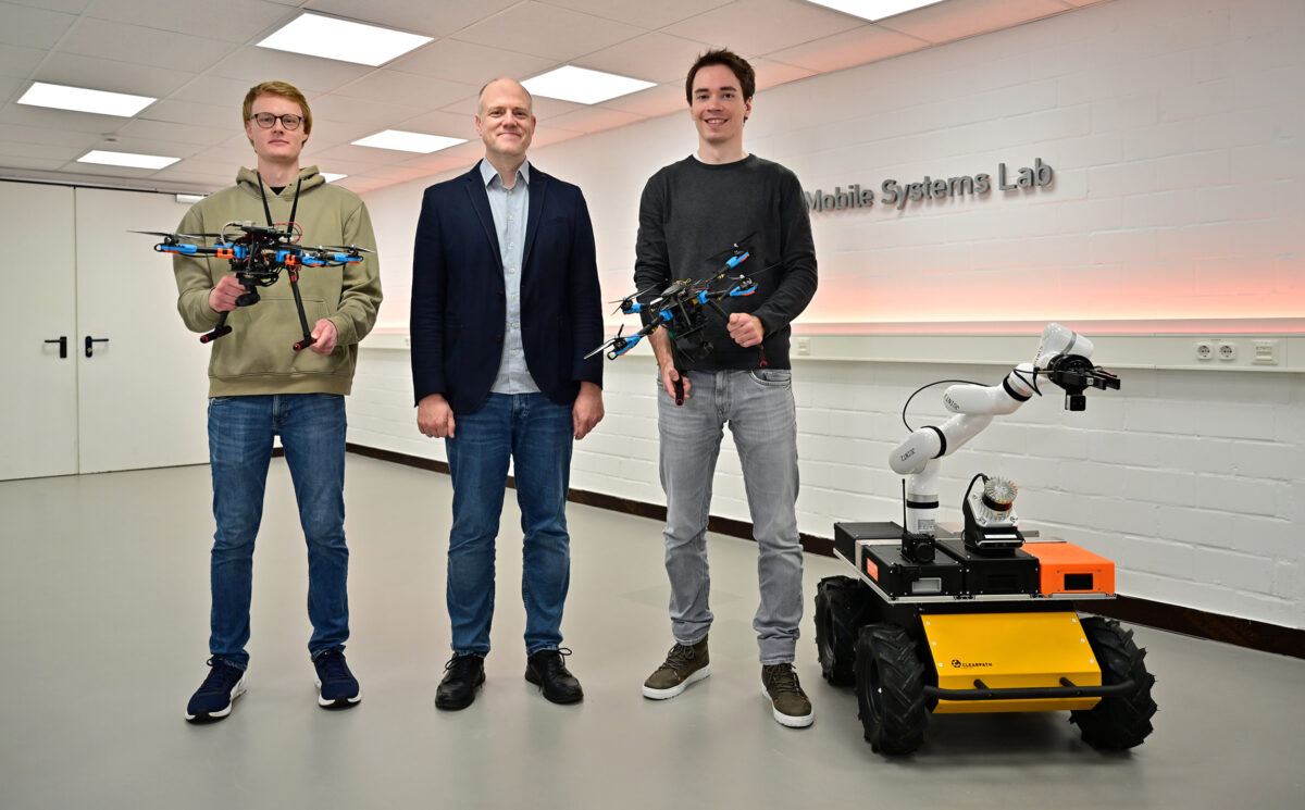 Prof. Dr. Frank Künemund (Mitte) und die beiden wissenschaftlichen Mitarbeiter Felix Schorlemer (links) und Sebastian Rosewick mit zwei der vernetzten Drohnen und einer mobilen Bodeneinheit.