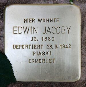 Stolperstein für Edwin Jacoby in der Hohenstaufenstr.50 in Berlin Schöneberg.Der Bankangestellte Edwin Jacoby war Vorsitzender der Dortmunder USPD, der Unabhängigen Sozialdemokratischen Partei Deutschlands und gemeinsam mit deren Parteisekretär Adolf Meinberg einer der schärfsten Kritiker von des Mehrheitssozialdemokraten Ernst Mehlich. Im Mai 1919 zog er nach Berlin. Edwin Jacoby war Jude und wurde gemeinsam mit seiner Frau Käthe in das polnische Ghetto Pialski deportiert. Dort wurden sie ermordet.