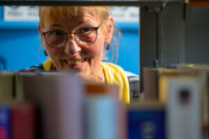 Bild zeigt: Ein Blick durch den Bücherschrank