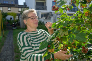 Bild zeigt: Bürgermeisterin Ute Mais in ihrem Kraftort, dem Garten