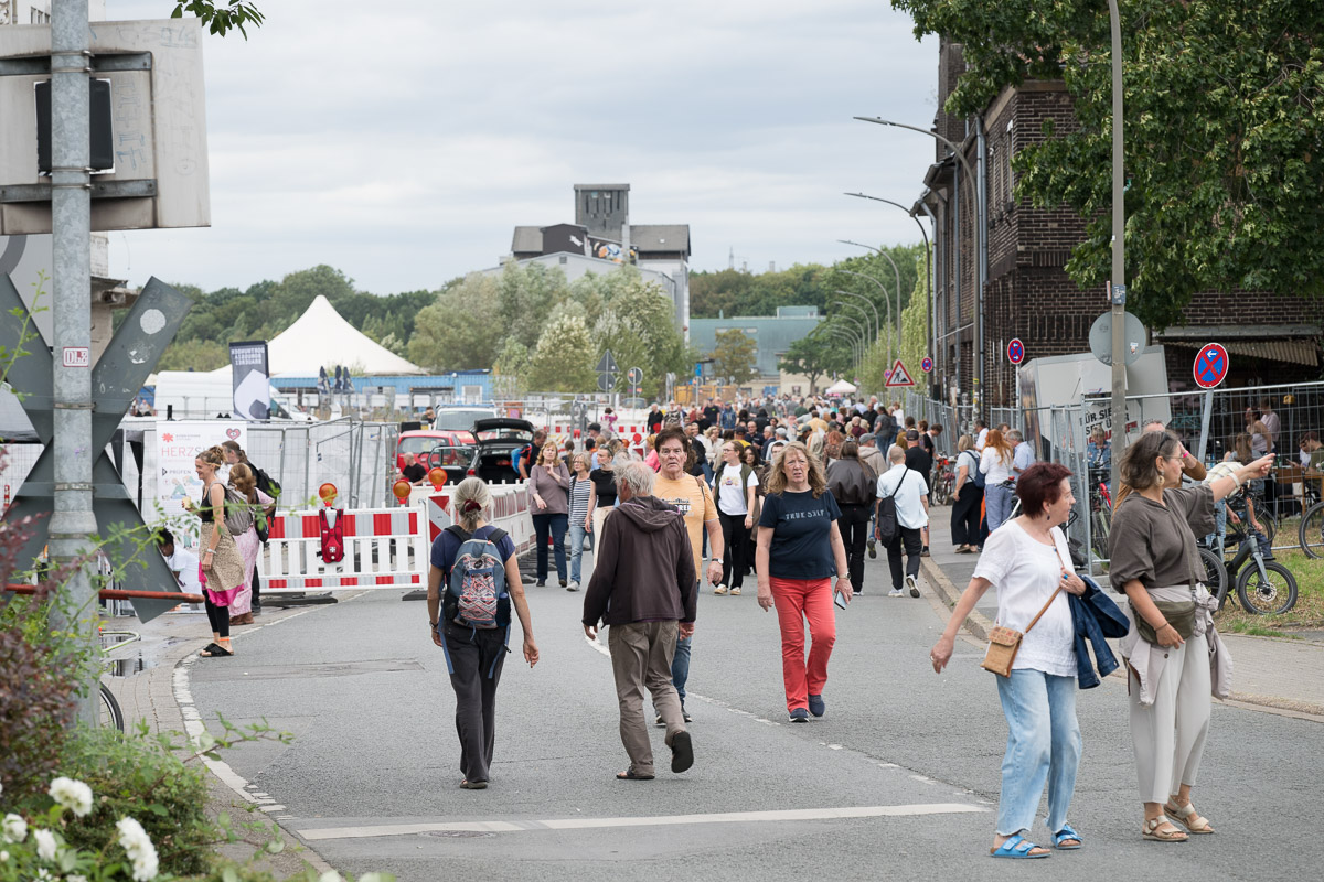 Bild zeigt Viel los auf der Hafenstraße