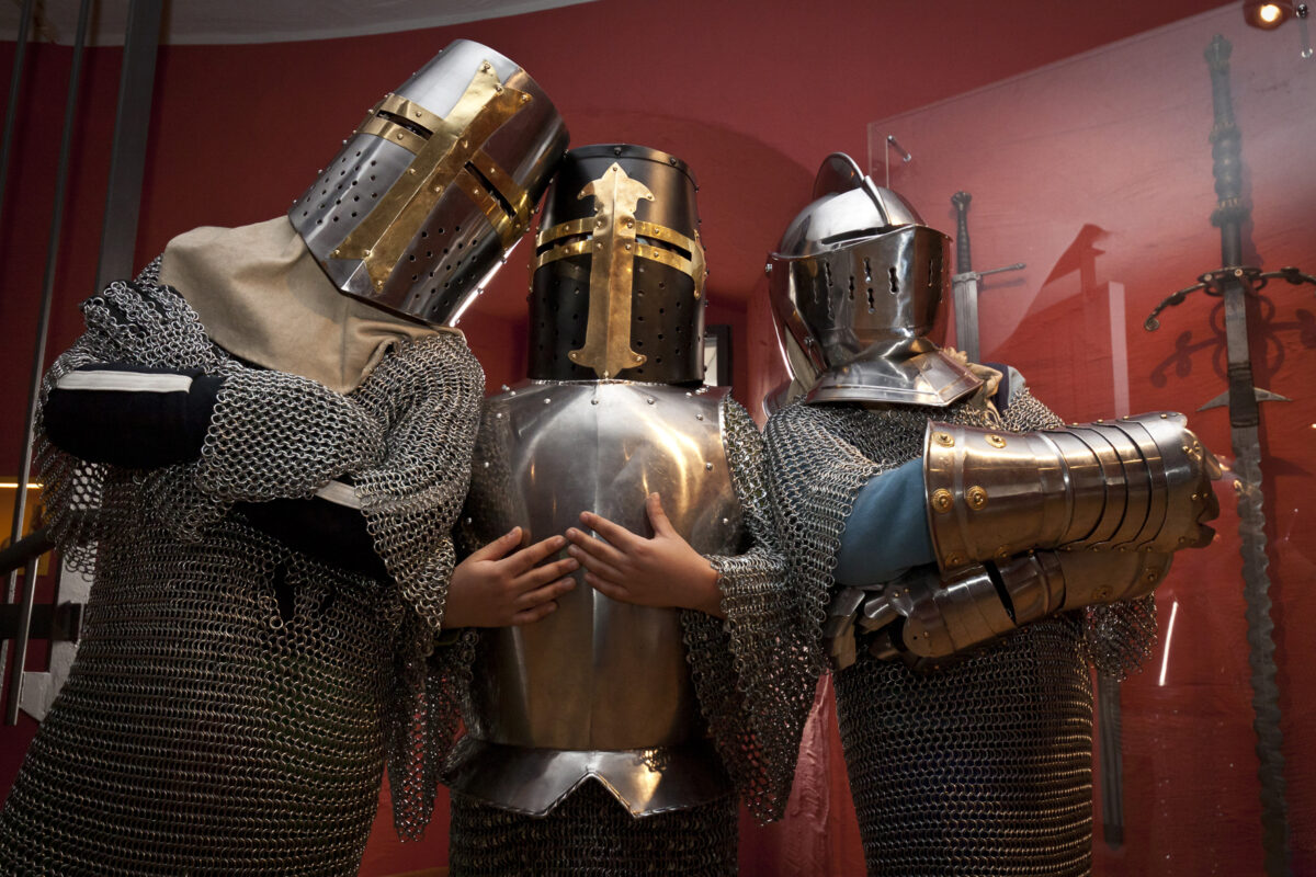 Kindermuseum Adlerturm: Geschichte des Mittelalters und Ritterrüstungen entdecken.