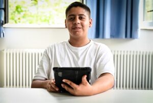 Mario Marsavela (17) ist zufrieden: „Neo kommt sofort auf den Punkt. Er bietet mir an, mich für Bewerbungsgespräche zu schulen."