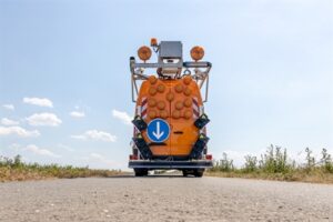 Auch das kleinere Fahrzeug ist vorne und und hinten mit Spezialwerkzeug ausgestattet.