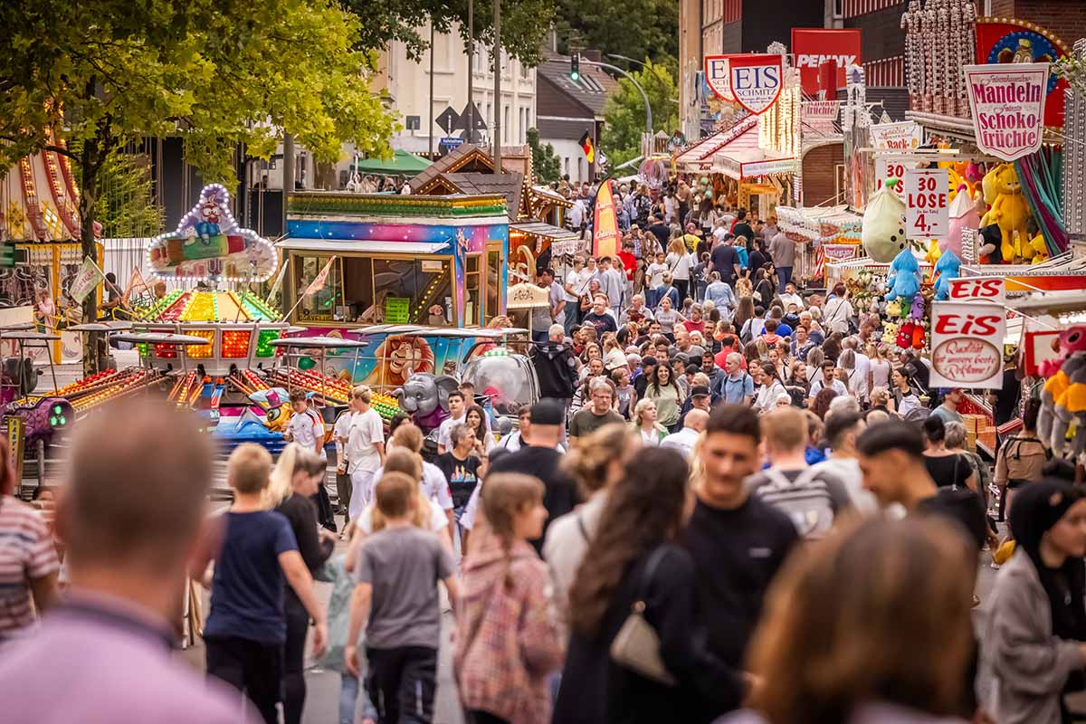 Viele Menschen zwischen den Buden