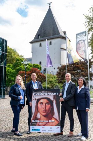 Gruppenfoto mit Plakat