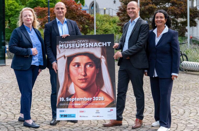 Gruppenfoto mit Plakat