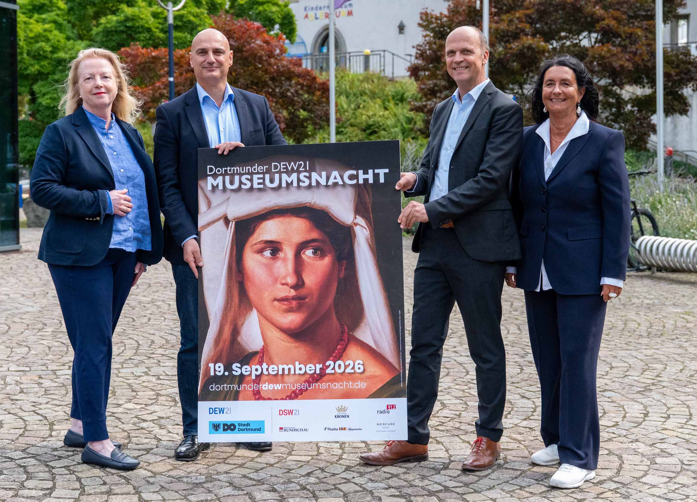 Gruppenfoto mit Plakat