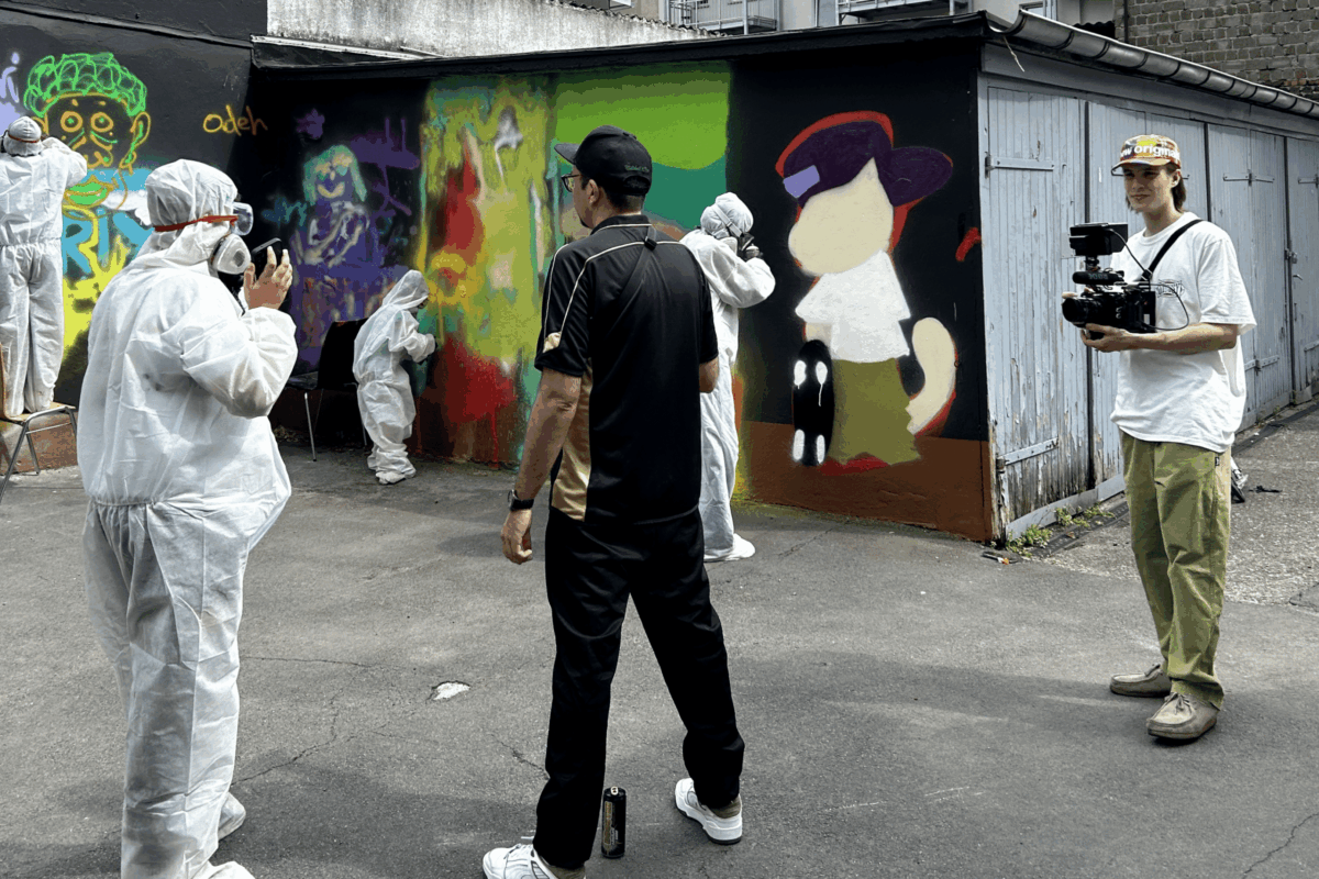 Das Graffiti-Projekt des Kinder- und Jugendtreffs BRIX in vollem Gange – Kinder und Jugendliche gestalten gemeinsam die Innenhofwand