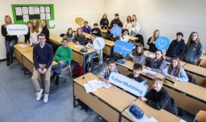 Das Foto zeigt ein Gruppenbild in einem Klassenraum