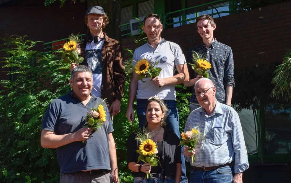 Gruppenfoto mit Sonnenblumen