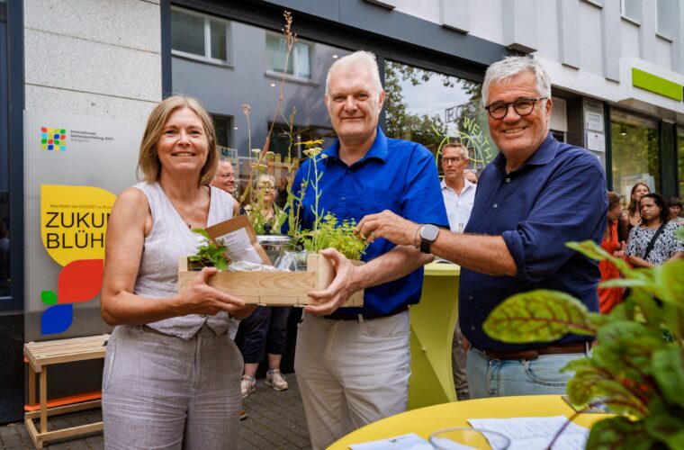 Britta Gövert, Bürgermeisterin der Stadt Dortmund übernimmt den „Staffelstab“ für die Pop-Up-IGA von Gelsenkirchens Bürgermeister Manfred Lichtweis, re. Hanspeter Faas, Sprecher der Geschäftsführung der IGA 2027 Ruhrgebiet.