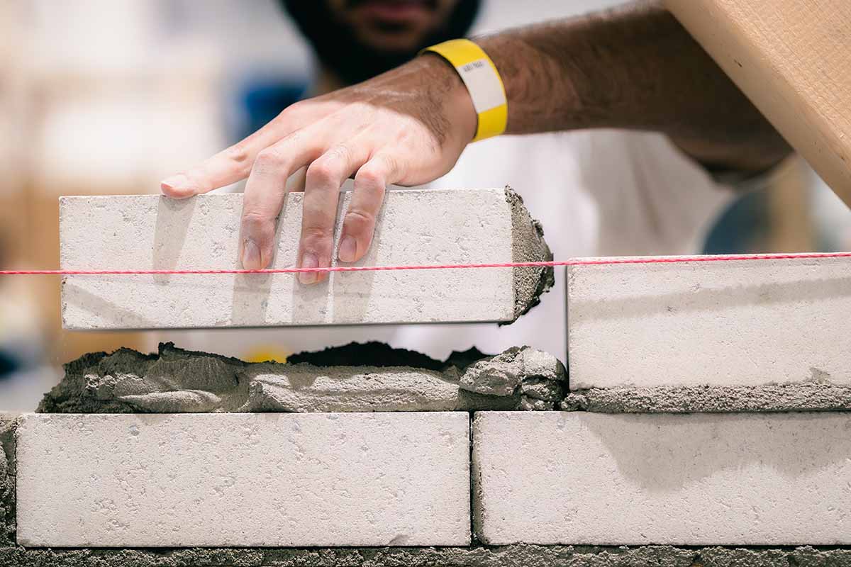 Eine Maurerkelle im Einsatz