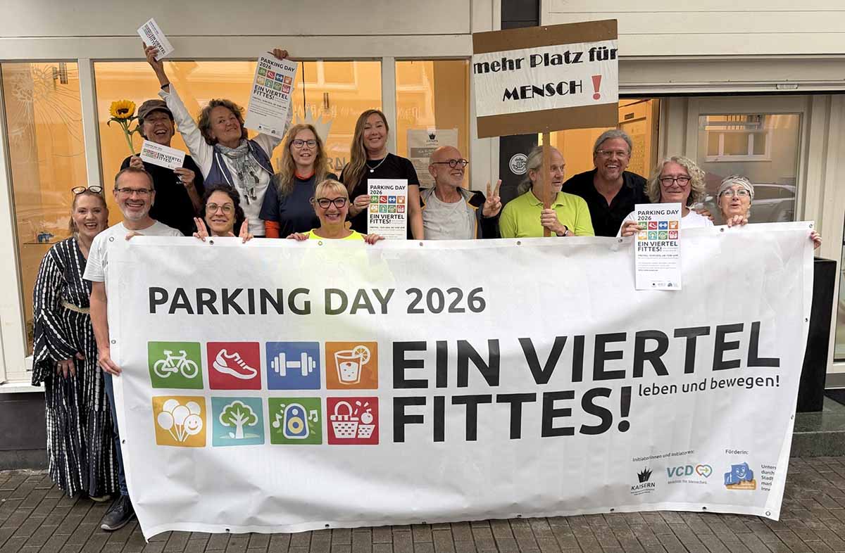 Menschen mit dem Banner „Ein Viertel Fittes“ – ParkingDay-Aktion im Kaiserstraßenviertel