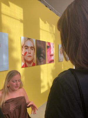 In ihrer Fotoserie „UNCOOL“ zeigt Debora Brune sichtbare Behinderungen.