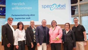 Gruppenbild vor dem Logo