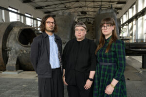 Bild zeigt: Das kuratorische Team Steven Natusch, Sarah Hübscher und Linda Schröer