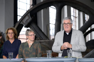 Bild zeigt: Hanspeter Faas, Sprecher der Geschäftsführung der IGA 2027 Ruhrgebiet GmbH, links Ursula Mehrfeld, Vorsitzende der Stiftung Industriedenkmalpflege und Ute Mais, Bürgermeisterin (mitte)