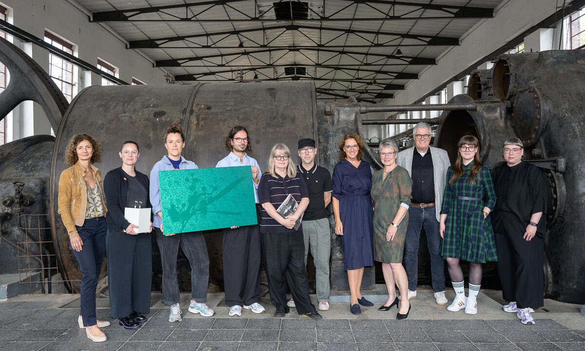 Bild zeigt: v.l. Margot Olbertz, Projektmanagerin Kunst, Künstlerin Astrid Wilk, Künstlerin Katharina Veerkamp, Kurator Steven Natusch, Künstler:in Katja Stuke und Oliver Sieber, Ursula Mehrfeld, Stiftung Industriedenkmalpflege, Ute Mais, Bürgermeisterin, Hanspeter Faas, Sprecher Geschäftsführung IGA 2027, Kuratorinnen Linda Schröer und Sarah Hübscher