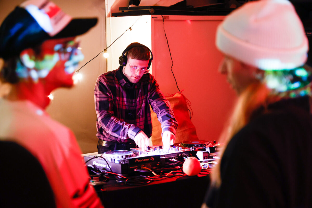 DJ am DJ-Pult.