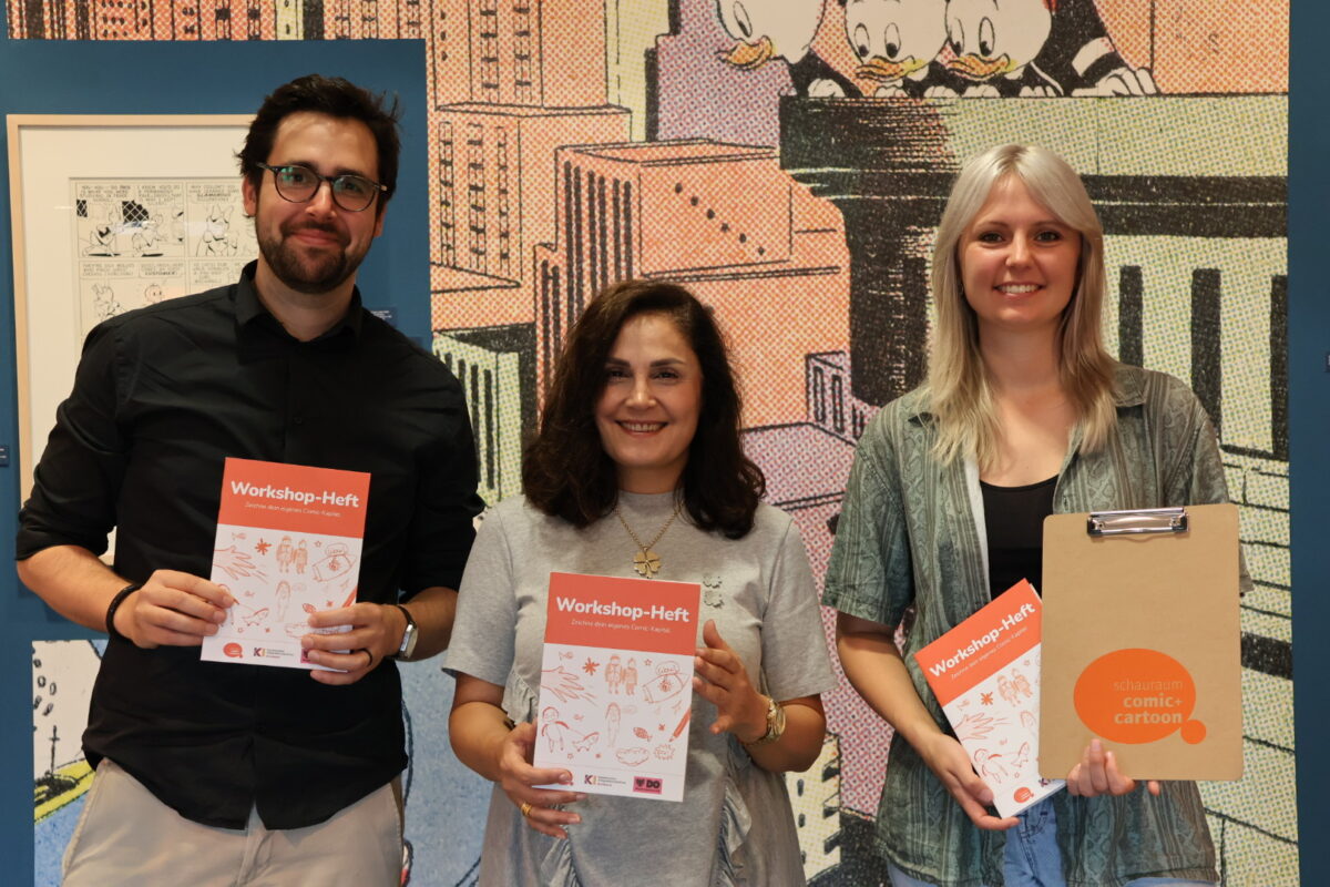 Entwickelten das neue Workshop-Heft des schauraums: comic + cartoon und MIA-DO-KI: Matthias Flüß (Pädagogischer Mitarbeiter MIA-DO-Kommunales Integrationszentrum) Reyhan Güntürk (Leitung MIA-DO-Kommunales Integrationszentrum). Sophia Gloe, Leitung schauraum: comic + cartoon