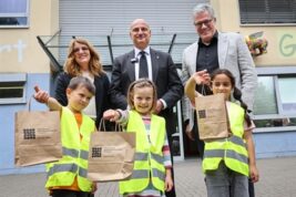 Sicher zur Schule – neugierig auf die Zukunft 6.500 Dortmunder Schulanfänger*innen freuen sich über Warnwesten von der IGA 2027
