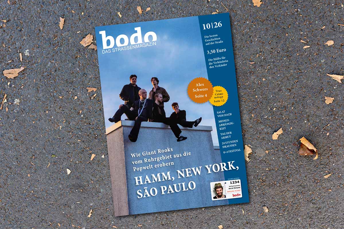 Eine Ausgabe der bodo liegt auf dem Asphalt