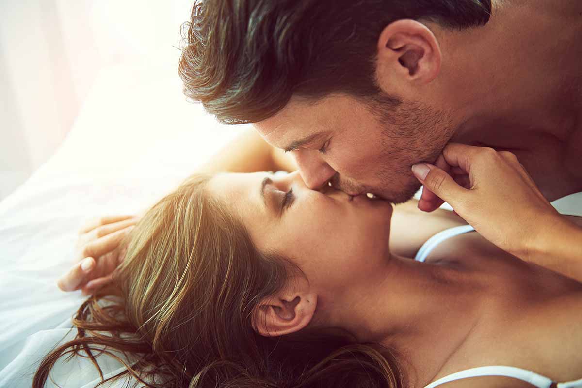 Ein heterosexuelles Paar küsst sich