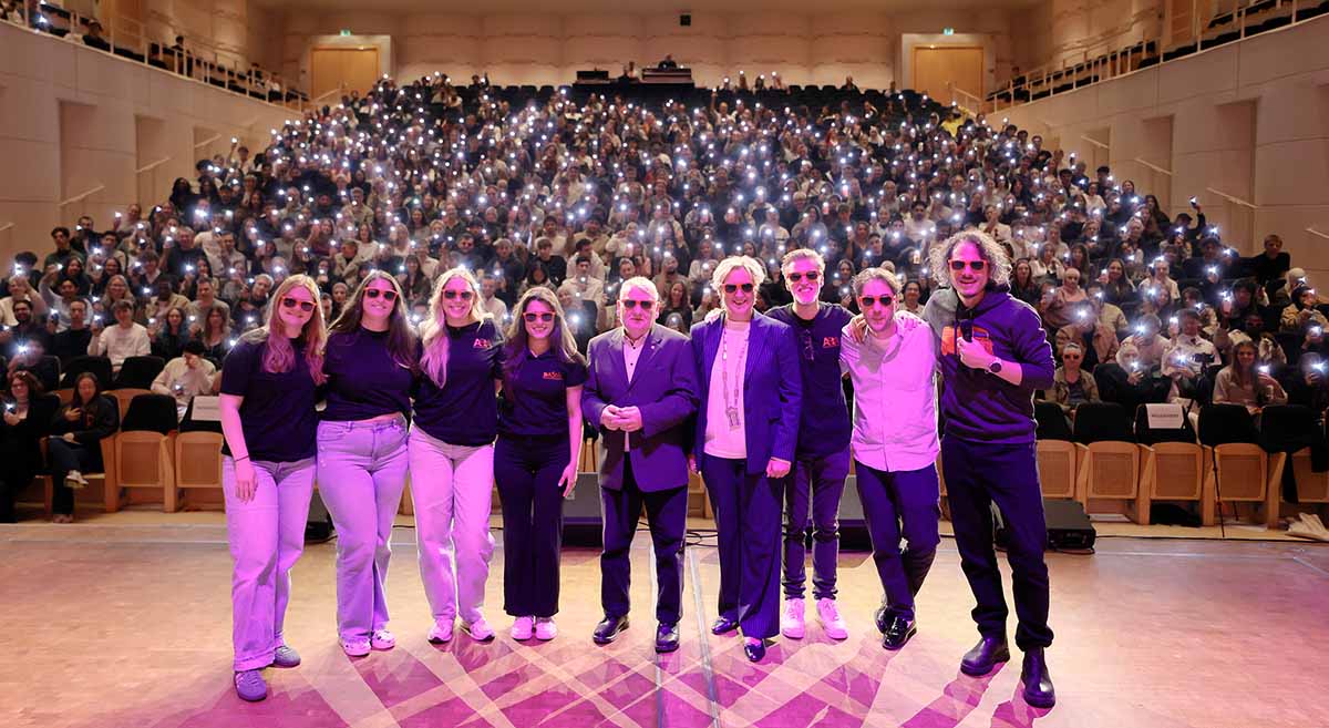 Gruppenfoto vor dem vollen Konzerthaus