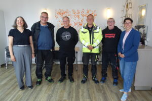 Das Gruppenfoto zeigt sechs Personen.