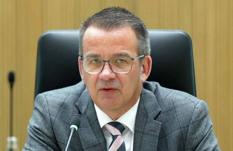 Pressekonferenz im Ratssaal