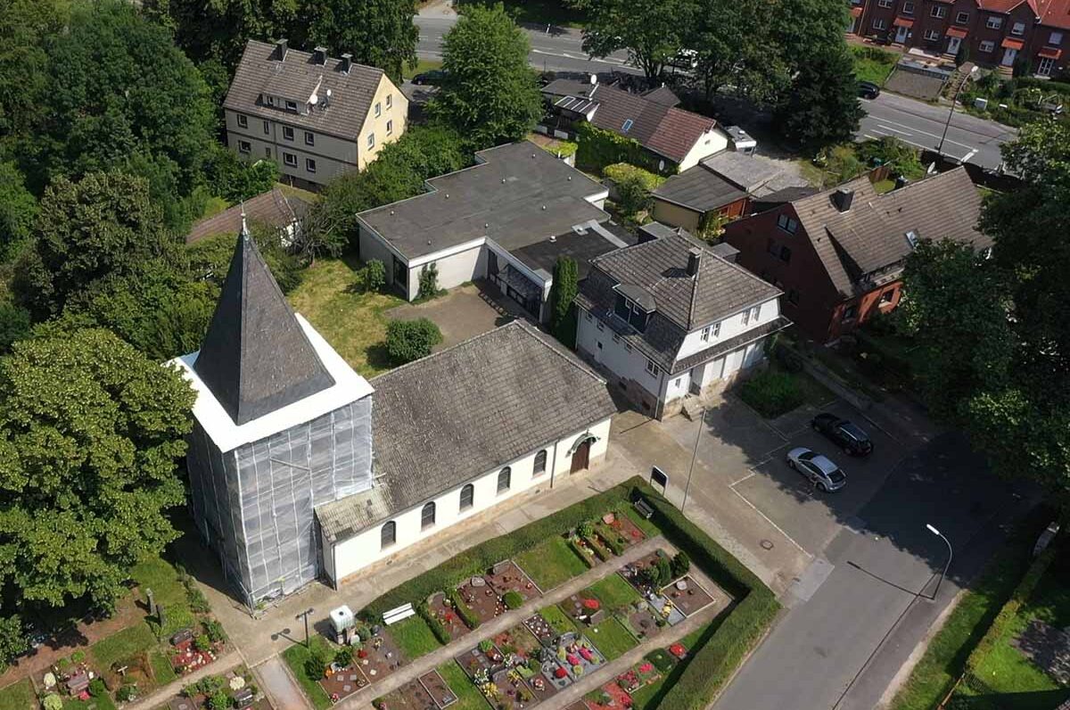 Das Luftbild zeigt die Kirche und sein Umfeld von oben