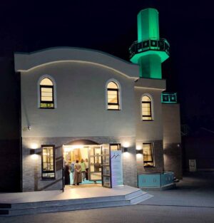 Außenansicht der Moschee mit Menschen im Eingang