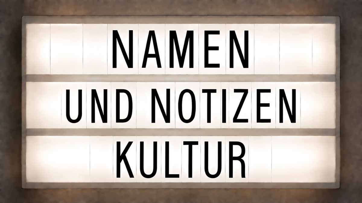 Auf einem Leuchtschild steht „Namen und Notizen KULTUR“