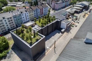Das Dach der Akademie für Theater und Digitalität an der Speicherstraße hat ein grünes Dach.