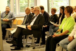 Menschen folgen einem Redebeitrag