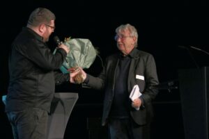 Blumenübergabe von einem Mann zum anderen