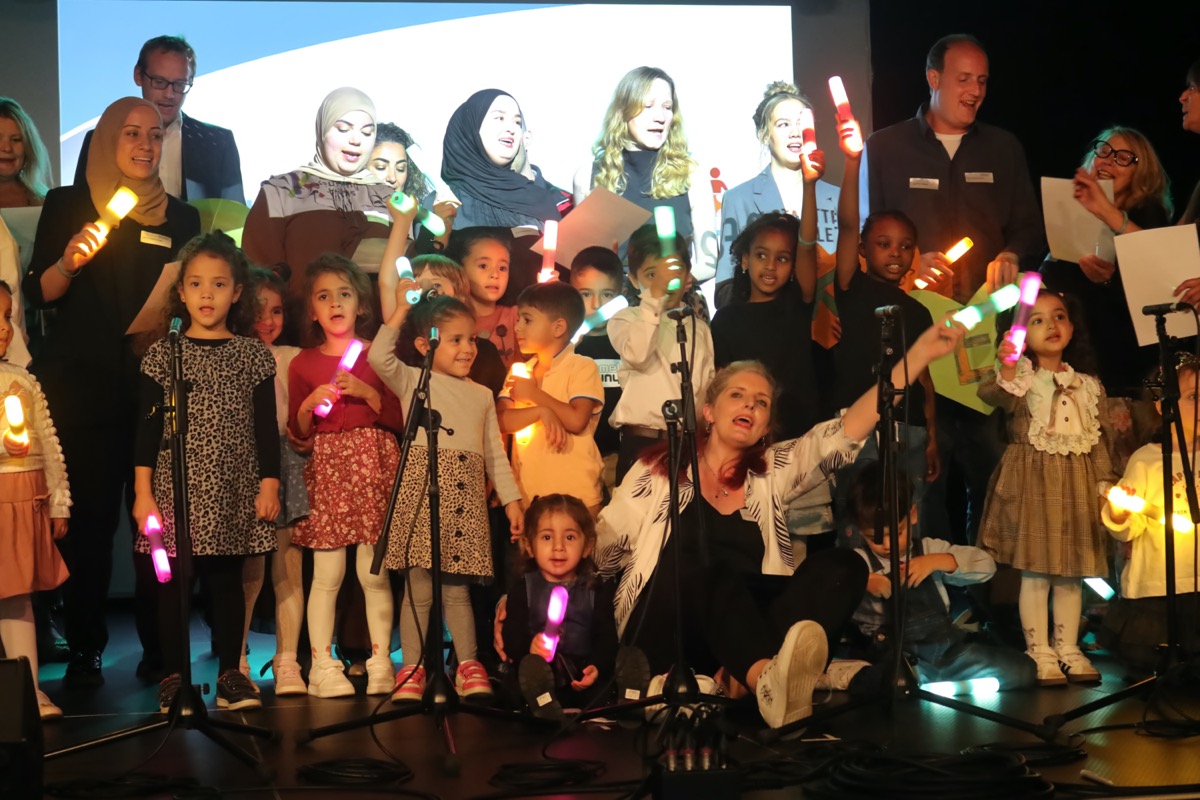 Kinderchor mit LED Lampen in den Händen
