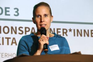 Frau mit Mikrofon