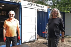 Zwei Männer vor dem Werkstattcontainern