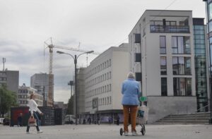 Baustellen, Gebäude, Gehwege und Beton.