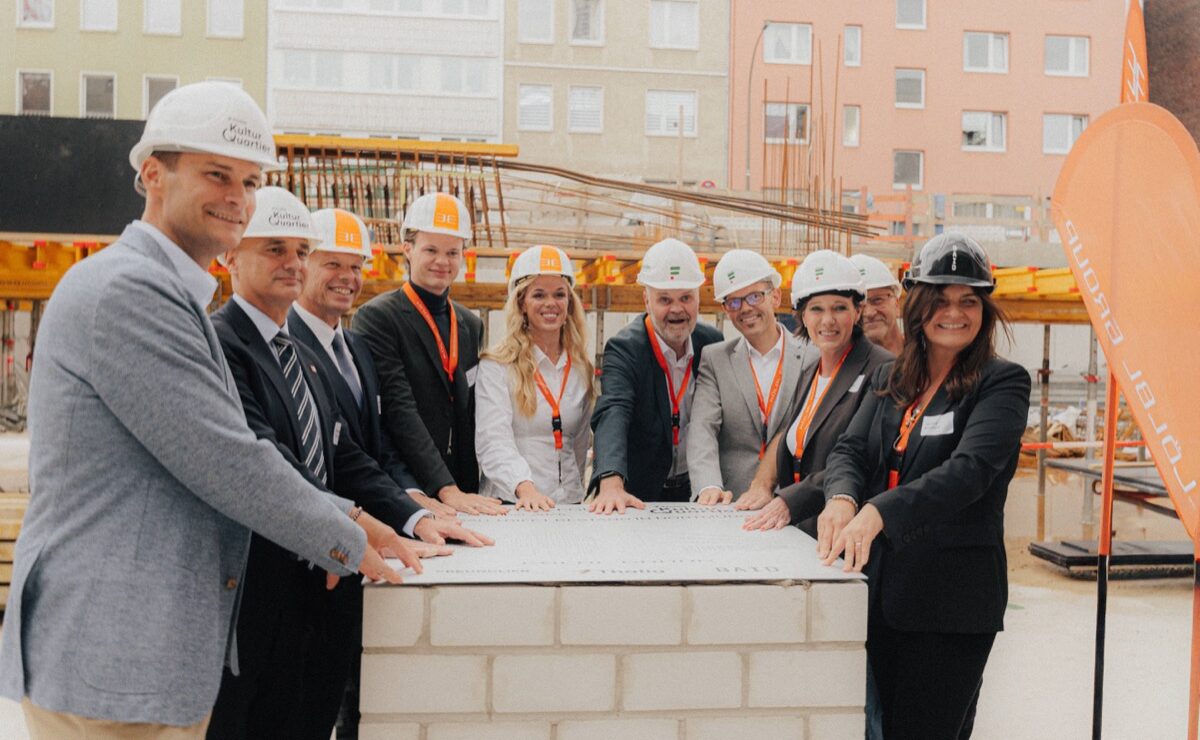 Vorsitzende von Thalia, Kölbl Group, Freundlieb und BAID Architektur auf der Baustelle des neuen "Thalia KulturQuartier"