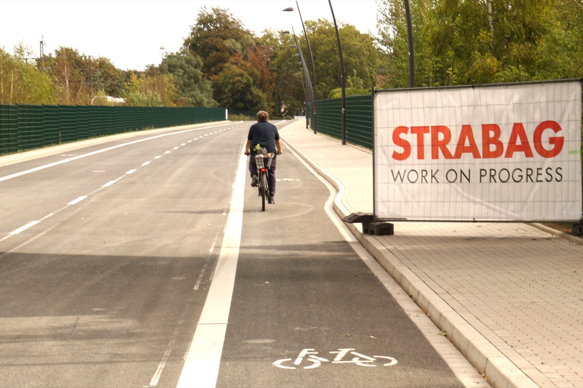Fahrradfahrer von hinten auf der neuen Südspangentrasse in Hörde