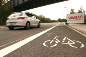 Fahrendes Auto auf der neuen Südspangentrasse in Hörde
