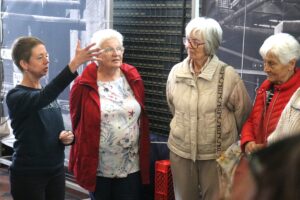 Vier Frauen in einem Museum