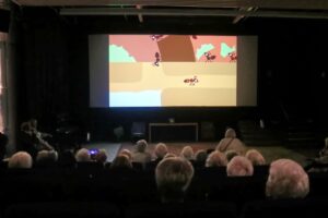 Kinosaal mit Blick auf die Leinwand
