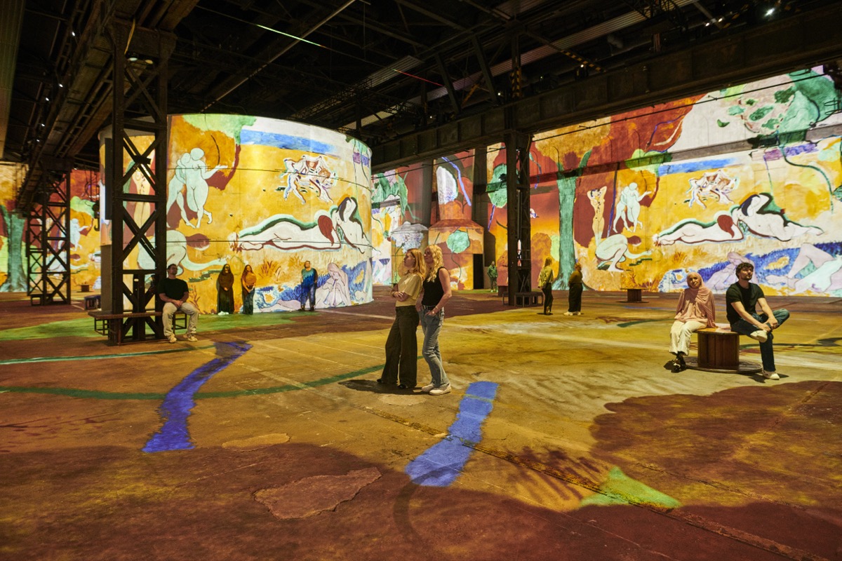 Blick in die Halle mit Projektionen