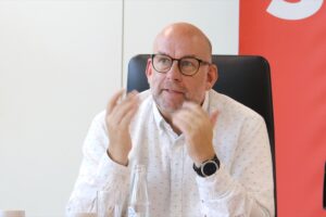 Gestikulierender Mann