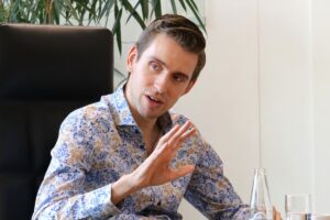 Gestikulierender, junger Mann