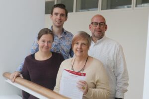 2 Männer und zwei Frauen Gruppenbild